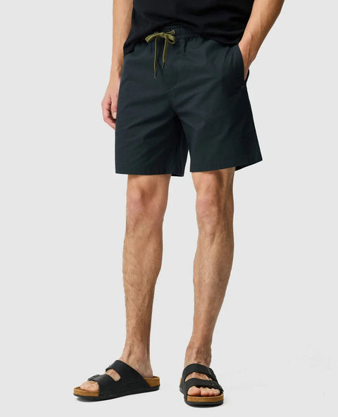 Rodd & Gunn - Gunn 7" Resort Short - Coal - MULTIBUY model showcasing relaxed shorts with pockets and drawcord.