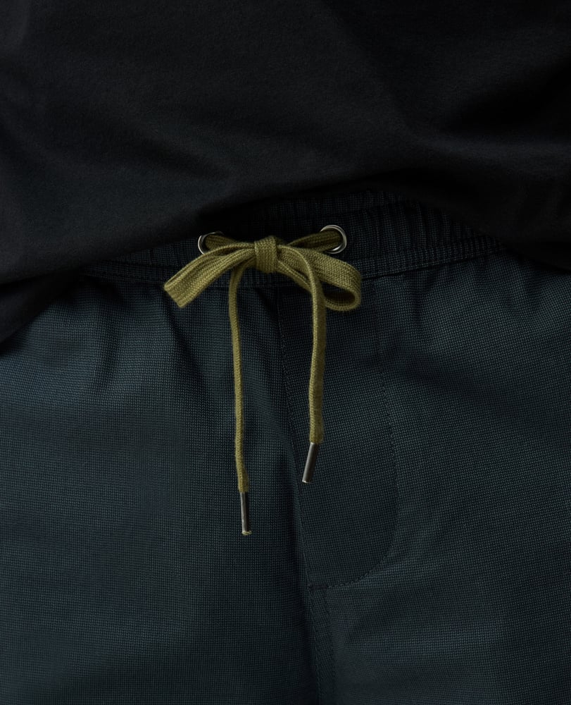 Rodd & Gunn - Gunn 7" Resort Short - Coal - MULTIBUY close-up of the drawcord detail.