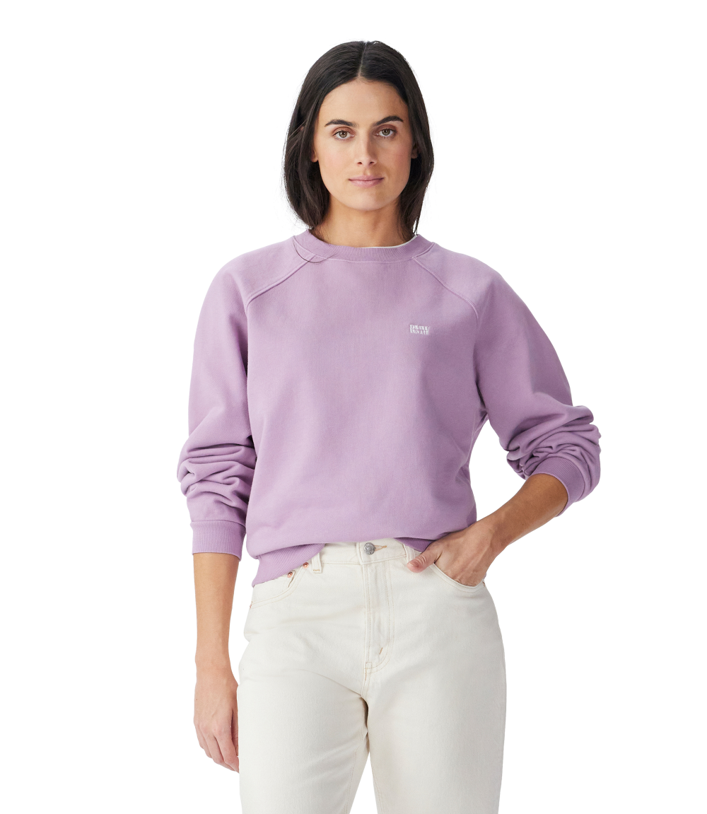 R.M.Williams - Heritage Easy Crew - Lilac model wearing organic cotton relaxed fit sweatshirt in lilac color.