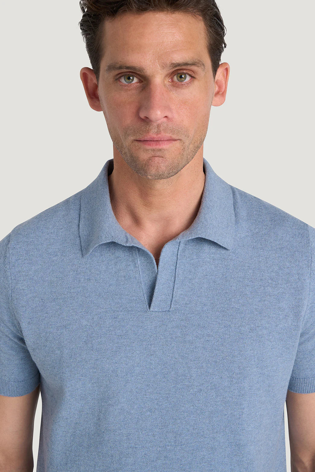 M.J.Bale - Furlong Polo - Cotton/Cashmere Blend - Blue Melange worn by a male model, showcasing its vintage-inspired collar.