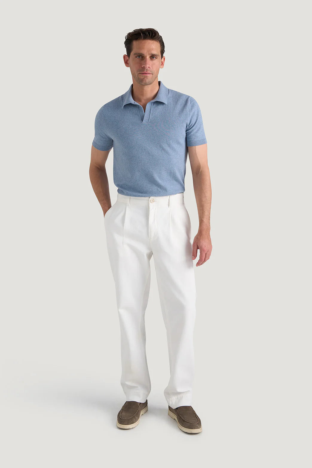 M.J.Bale - Furlong Polo - Cotton/Cashmere Blend - Blue Melange worn with white pants, showcasing a sporty and versatile style.