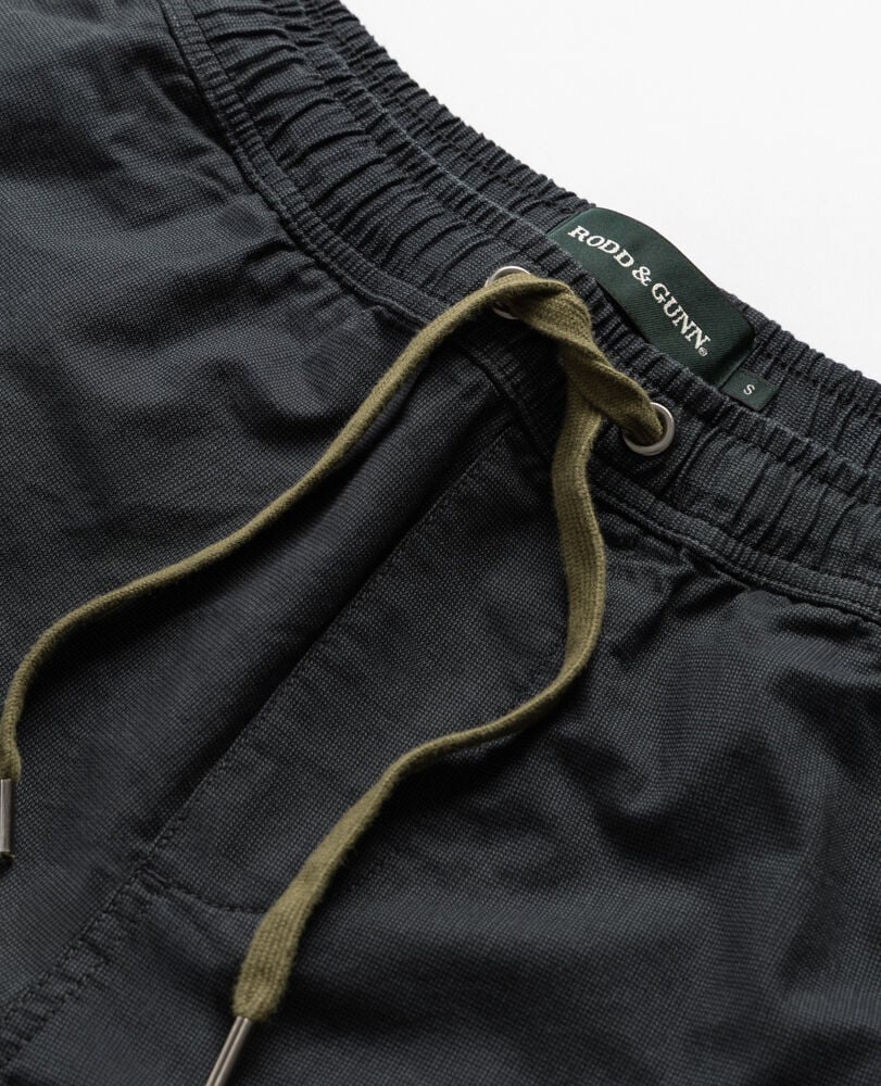Rodd & Gunn - Gunn 7" Resort Short - Coal - MULTIBUY featuring a drawcord and elasticated waist.