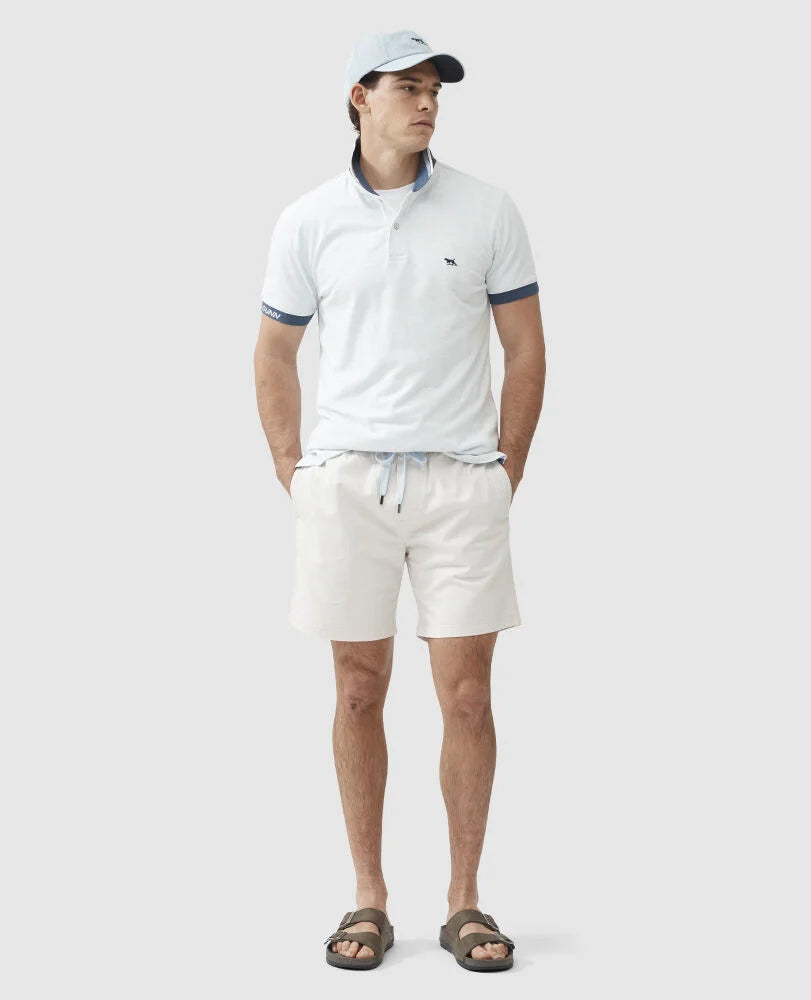 Rodd & Gunn - Gunn 7" Resort Short - Coconut - MULTIBUY model wearing casual outfit with cap and sandals.