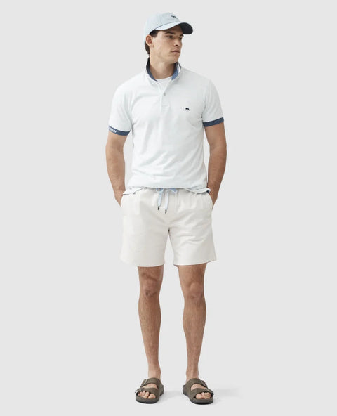 Rodd & Gunn - Gunn 7" Resort Short - Coconut - MULTIBUY model wearing casual outfit with cap and sandals.