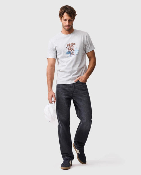 Rodd & Gunn - Gunners Track T-Shirt - Pebble worn by model with jeans and cap, showcasing chest print of English pointer.