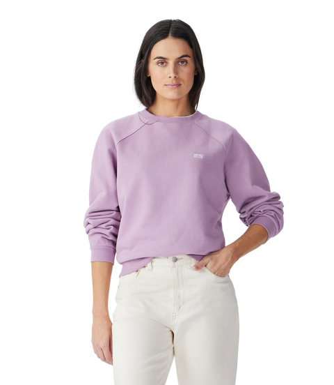R.M.Williams - Heritage Easy Crew - Lilac model wearing organic cotton relaxed fit sweatshirt in lilac color.