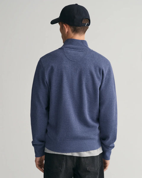 GANT - Sacker Rib Half-Zip Sweatshirt - Dark Jeans-Blue Melange back view worn by a man with a cap, featuring a casual style.